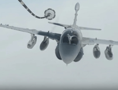 Βίντεο: EA-6B, F-15E, Β-52 και Dassault Rafale σε ανεφοδιασμό πάνω από το Ιράκ